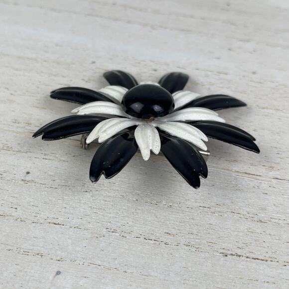 VTG 1960’s Black White Daisy Flower Brooch Pin Metal & Enamel Mod Style 60’s - Picture 4 of 16